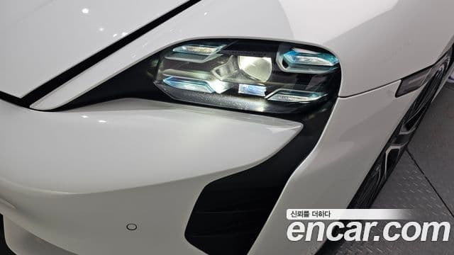 Porsche Taycan 2021 — Photo 18/34