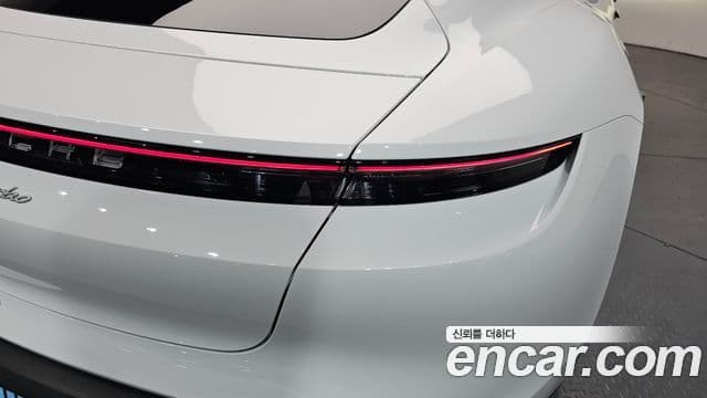 Porsche Taycan 2021 — Photo 9/34