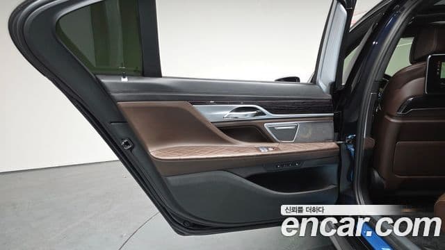BMW 7 Series 2021 — Photo 2/39