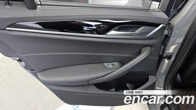 BMW 5 Series 2022 — Photo 9/34
