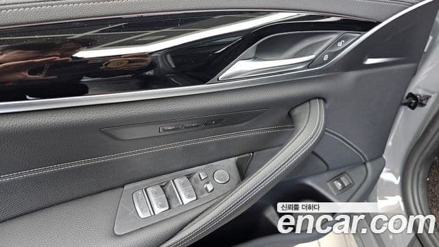 BMW 5 Series 2022 — Photo 18/34
