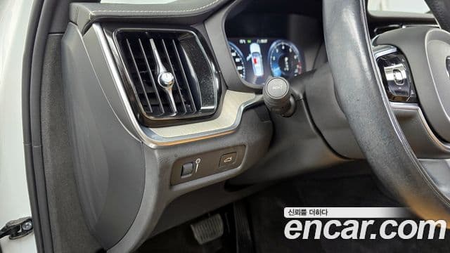 Volvo V60 Cross Country 2020 — Photo 13/33