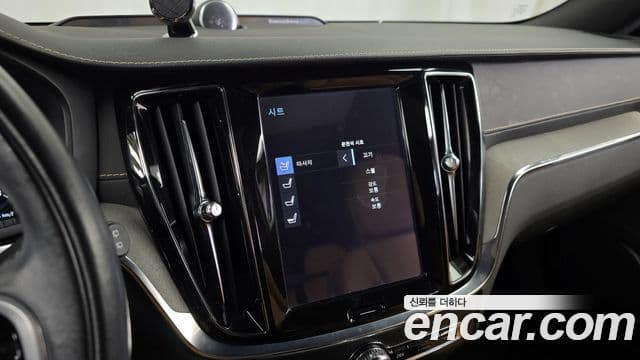 Volvo V60 Cross Country 2020 — Photo 10/33