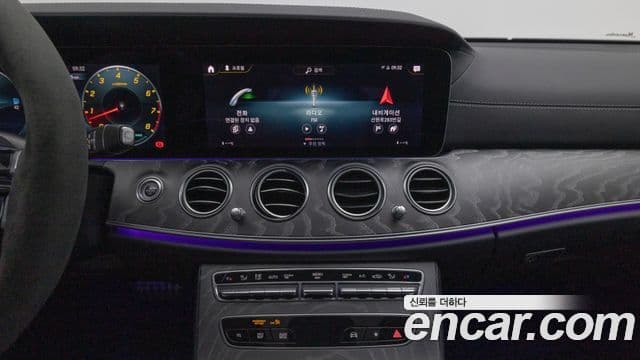 Mercedes-Benz E-Class 2023 — Photo 10/20