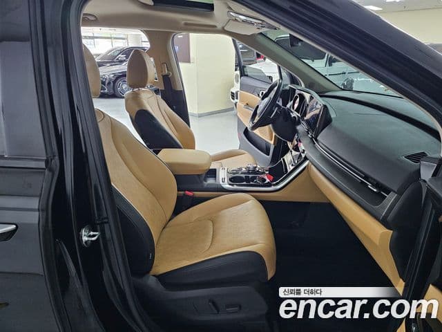 Kia Carnival 2022 — ფოტო 7/20