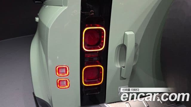Land Rover Defender 2023 — Photo 12/33