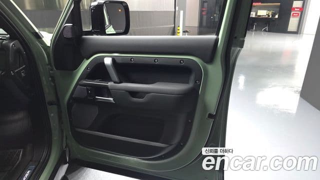 Land Rover Defender 2023 — Photo 17/33