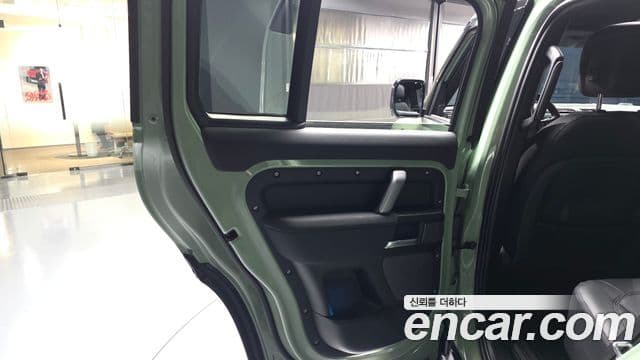 Land Rover Defender 2023 — Photo 29/33