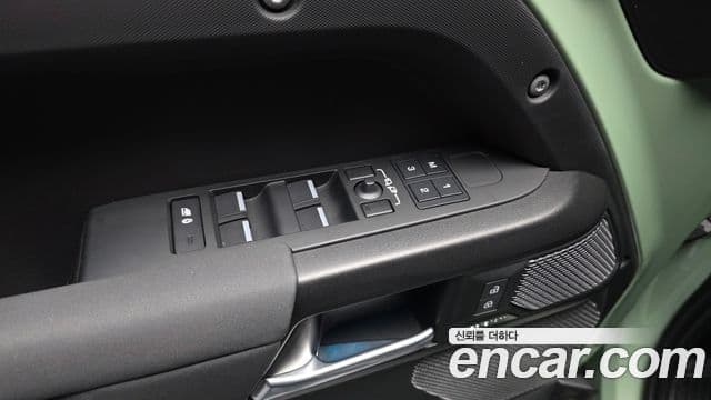 Land Rover Defender 2023 — Photo 9/33