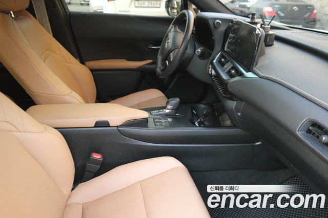 Lexus UX300h 2024 — Photo 1/20