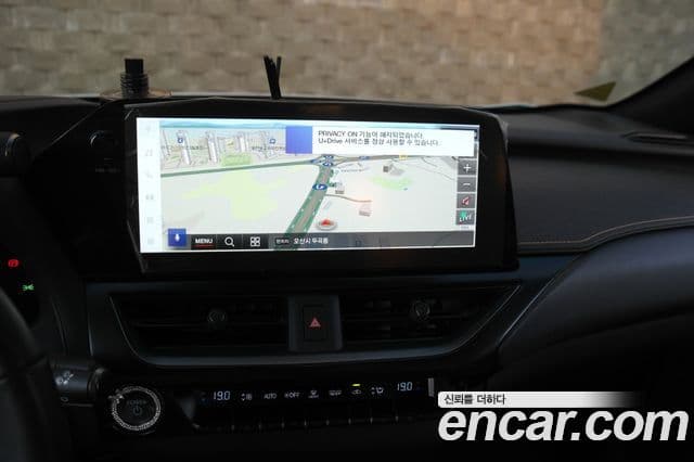 Lexus UX300h 2024 — Photo 5/20