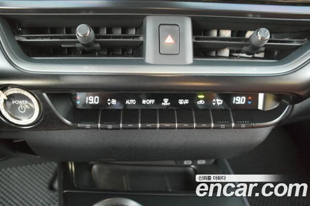 Lexus UX300h 2024 — Photo 17/20