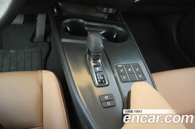 Lexus UX300h 2024 — Photo 18/20