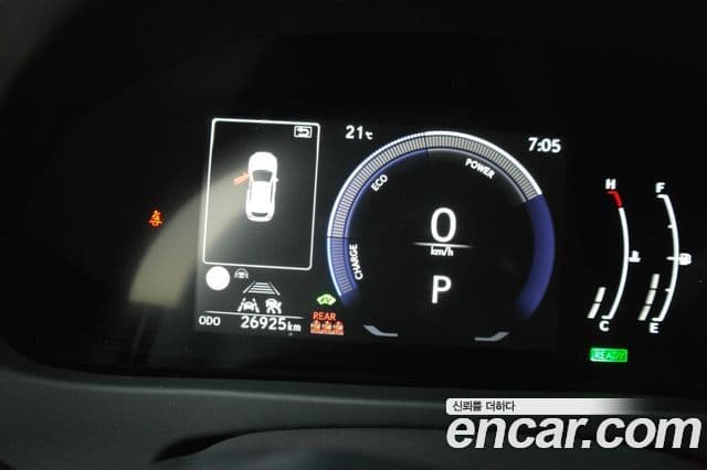 Lexus UX300h 2024 — Photo 6/20