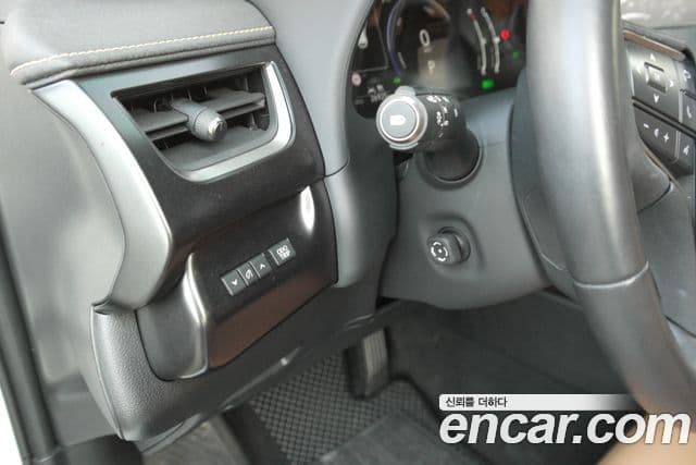 Lexus UX300h 2024 — Photo 12/20