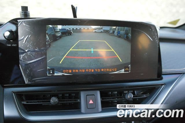 Lexus UX300h 2024 — Photo 3/20