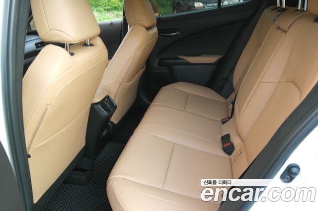 Lexus UX300h 2024 — Photo 20/20
