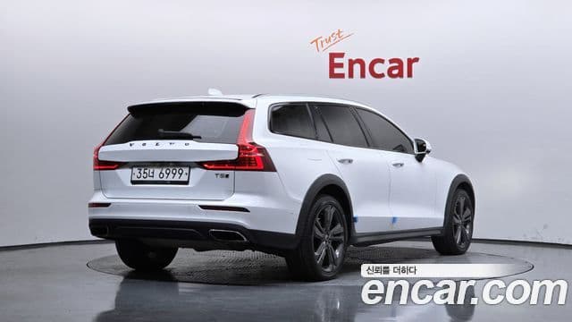 Volvo V60 Cross Country 2019 — Photo 11/20
