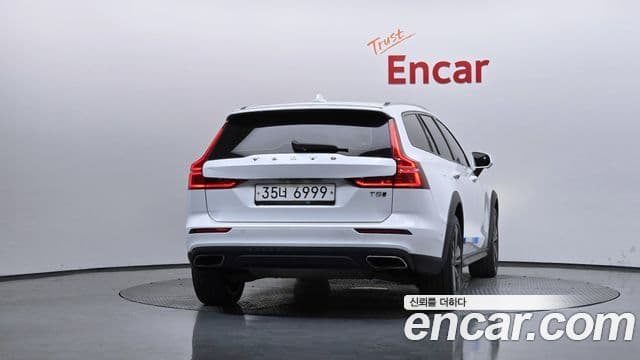 Volvo V60 Cross Country 2019 — Photo 15/20