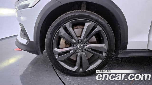Volvo V60 Cross Country 2019 — Photo 17/20