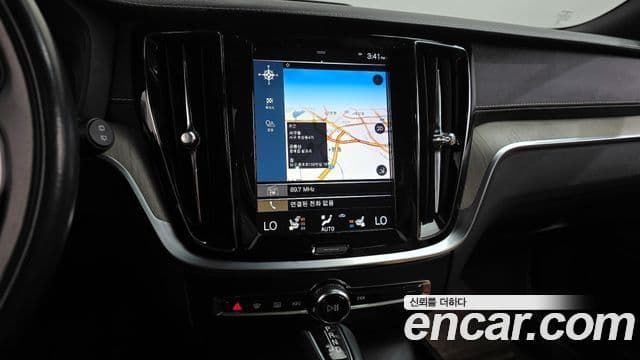 Volvo V60 Cross Country 2019 — Photo 16/20