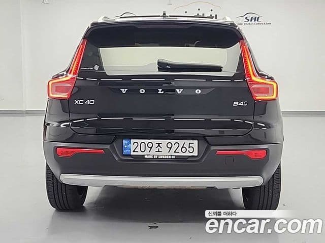 Volvo XC40 2022 — Photo 13/18