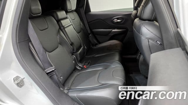 Jeep Cherokee 2019 — Фото 11/20