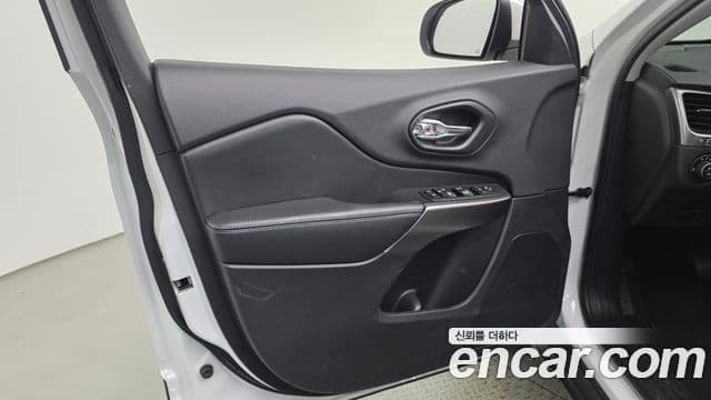 Jeep Cherokee 2019 — Şəkil 24/30