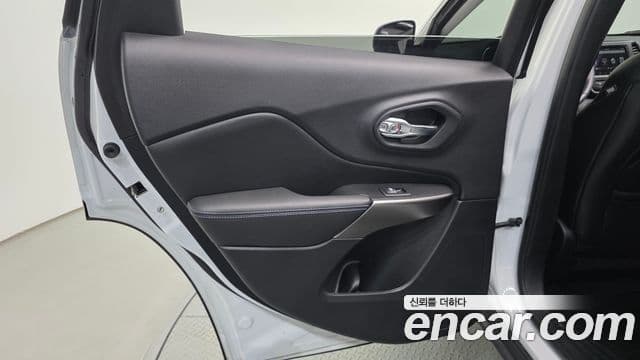Jeep Cherokee 2019 — Şəkil 25/30