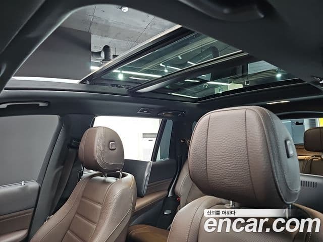 Mercedes-Benz GLS-Class 2023 — Photo 10/20