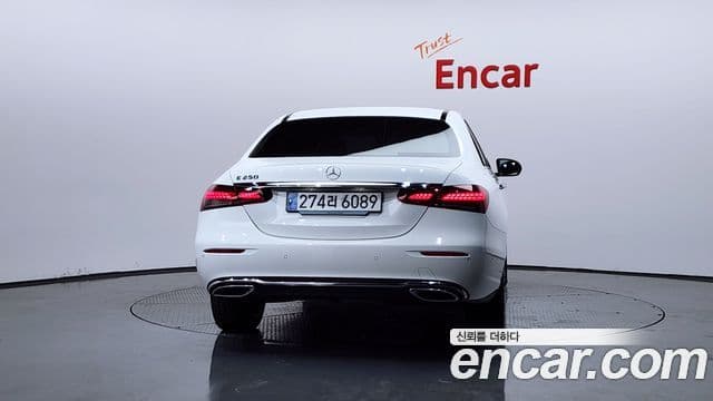 Mercedes-Benz E-Class 2023 — ფოტო 4/20