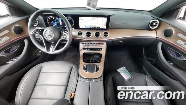 Mercedes-Benz E-Class 2023 — ფოტო 7/20