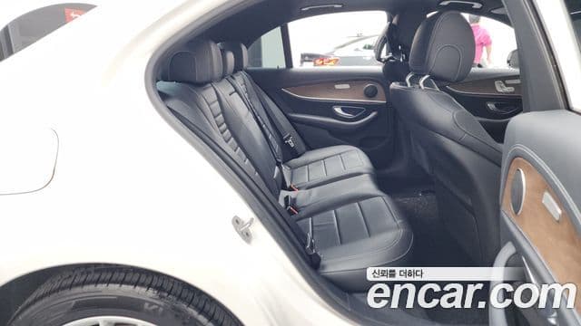 Mercedes-Benz E-Class 2023 — ფოტო 11/20