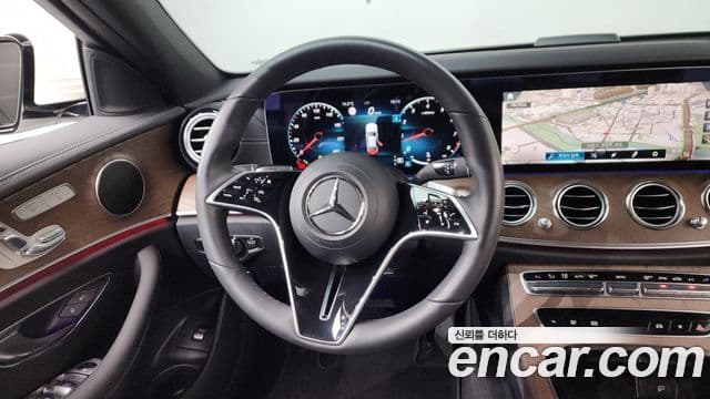Mercedes-Benz E-Class 2023 — ფოტო 13/20