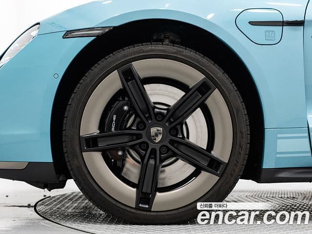 Porsche Taycan 2025 — ფოტო 13/20