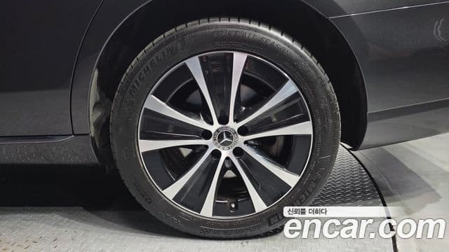 Mercedes-Benz E-Class 2021 — Photo 13/31