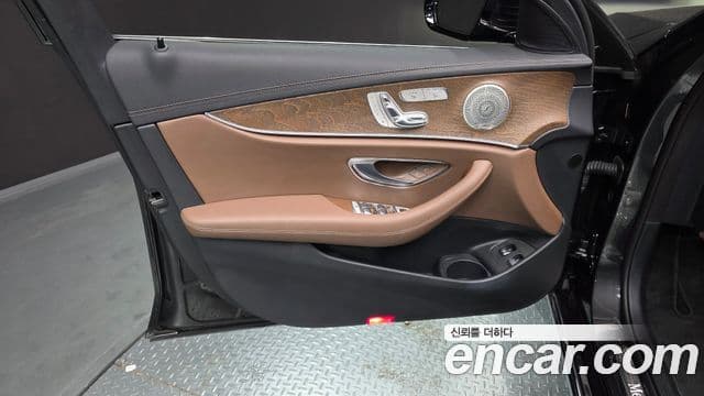 Mercedes-Benz E-Class 2021 — Photo 14/31