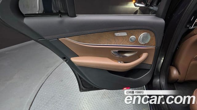 Mercedes-Benz E-Class 2021 — Photo 8/31