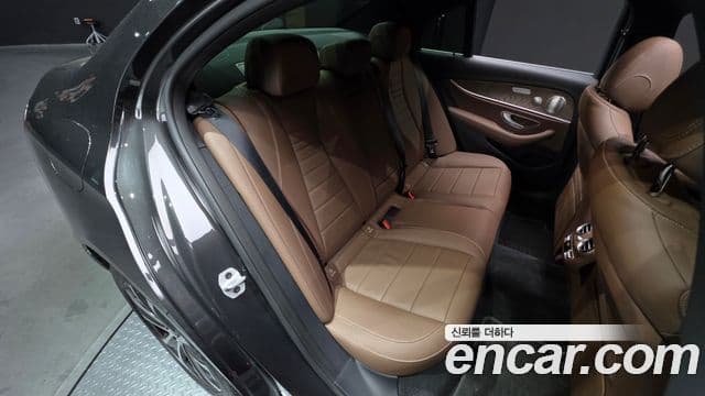 Mercedes-Benz E-Class 2021 — Photo 25/31