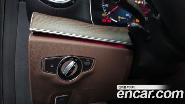 Mercedes-Benz E-Class 2021 — Photo 12/31