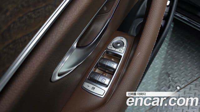 Mercedes-Benz E-Class 2021 — Photo 21/31