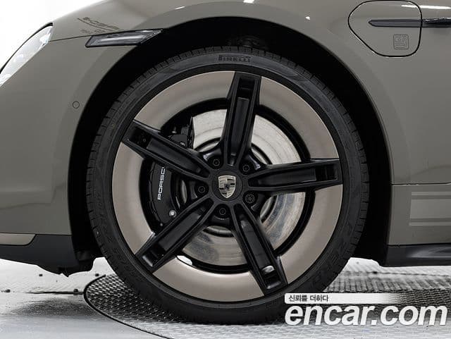 Porsche Taycan 2025 — ფოტო 15/20