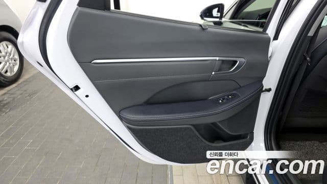 Hyundai Sonata Hybrid 2022 — Photo 21/33