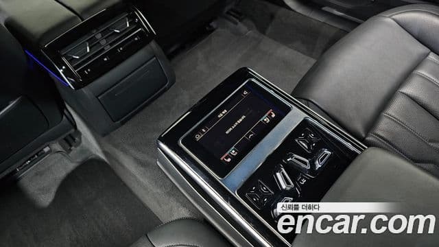 Audi A8 2021 — Фото 16/20