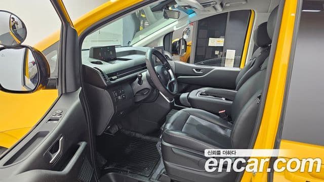 Hyundai Staria 2025 — Photo 16/33