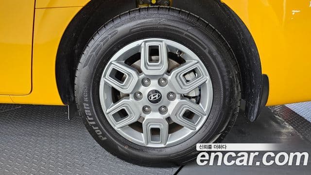 Hyundai Staria 2025 — Photo 25/33