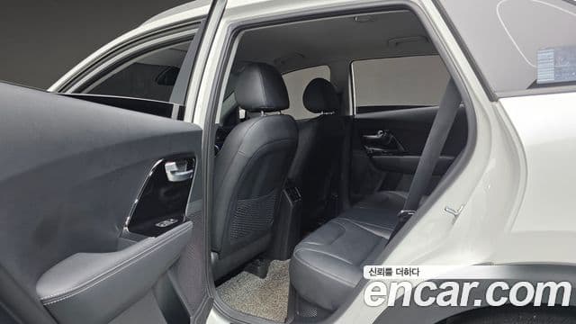 Kia Niro 2021 — ფოტო 17/20