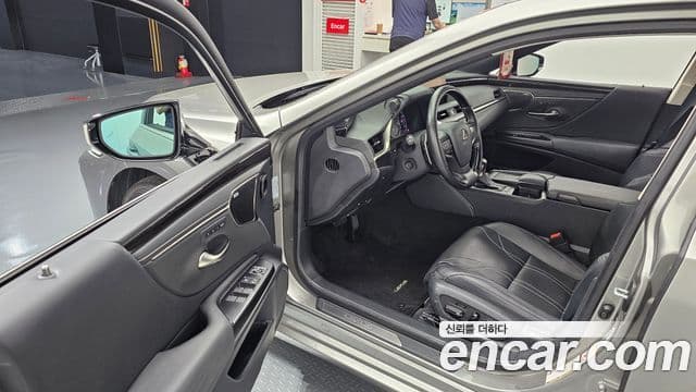 Lexus ES300h 2018 — ფოტო 8/20