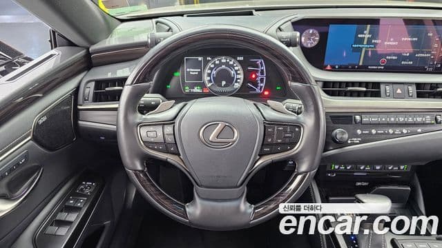 Lexus ES300h 2018 — ფოტო 13/20