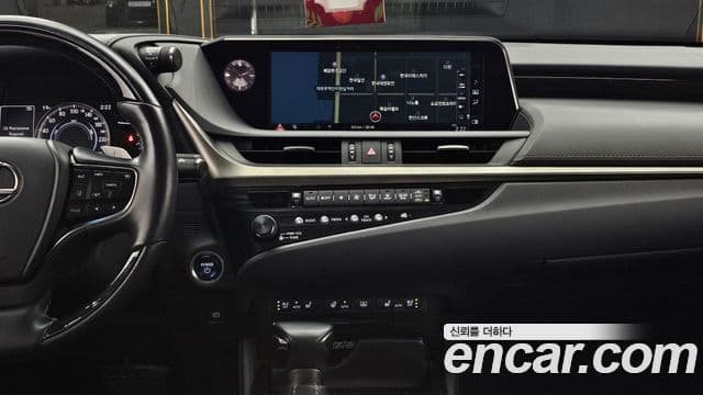 Lexus ES300h 2018 — ფოტო 14/20